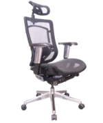 Una silla moderna con un marco curvado y un cojín de asiento con forma de tonel se encuentra encima de una base de estilo tensión.