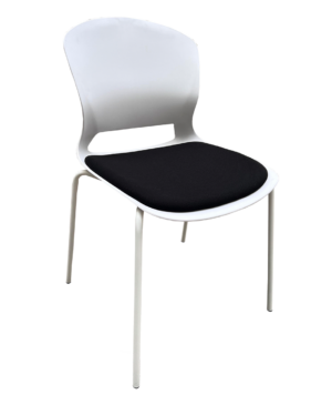 El fondo negro contrasta con la silla blanca.